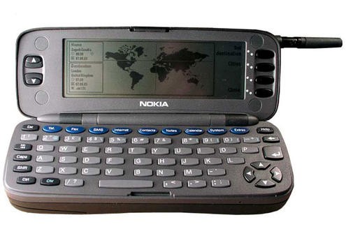 Der Nokia 9000 Communicator ist der Urahn aller später folgenden Communicator Modelle von Nokia und kommt 1996 auf den Markt. Er kann neben SMS auch E-Mails und Faxe versenden und gilt damit als erstes „Smartphone“.  Es wiegt 152 Gramm bei 141 x 48 x 25 Millimeter Größe.