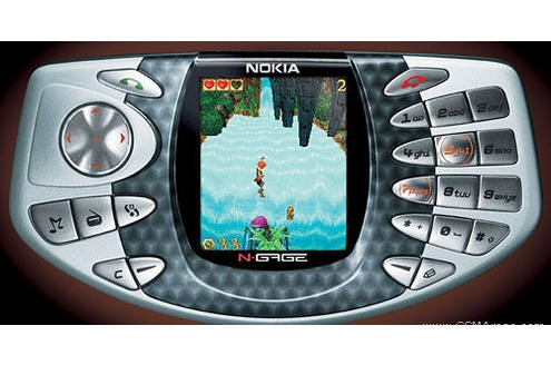 Ein Zwitter aus Handy und  Spielekonsole: Im Oktober 2003 bringt Nokia mit dem N-Gage das erste Kombigerät auf den Markt. Via Bluetooth können mehrere Spieler gegeneinander antreten. Die Handhabung ist aber kompliziert: Beim Spielertausch muss der der Akku entfernt werden.