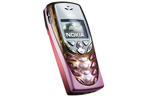 2001 verkauft Nokia das erste Handy mit integriertem Radio. Das 8310 kann 20 UKW-Stationen abspeichern und wird zum Verkaufsrenner.