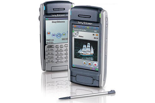Ende 2003 stürmt das P900 von Sony Ericsson die Handy-Verkaufslisten. Es „kann“ Fotos, Videos, MP3, Bluetooth, E-Mail, Java und vieles mehr.