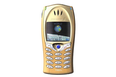 Das Ericsson T68 ist das erste Handy mit echten Farbdisplay. Das Gerät ist das letzte Modell aus dem Hause Ericsson, danach fusioniert der schwedische Konzern mit Sony. Sonys letztes eigenständiges Modell ist das Z7:  das erste Handy mit mehrstimmigen Klingeltönen.