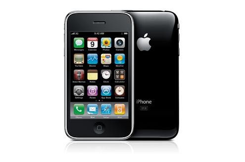 Lange hat die Apple-Gemeinde auf einen neuen Paukenschlag von Steve Jobs gehofft, am 9. November 2007 ist es soweit: Das iPhone kommt nach Deutschland. Trotz des horrenden Preises (je nach Tarif mit 2-Jahres-Vertrag zwischen 1575 und 2535 Euro) ging das Apfel-Handy anfangs weg wie geschnittenes Brot. 

2008 legt Apple nach – mit dem iPhone mit doppelter Speicherkapazität. Das Handy gibt es jetzt auch in einer 16-Gigabyte-Version für 499 Euro, die das bisherige Acht-Gigabyte-Modell für 399 Euro ergänzt.
