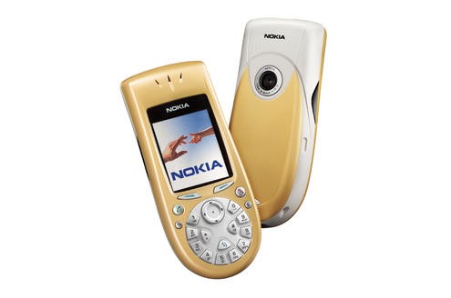 Gewöhnungsbedürftig in der Handhabung ist das Nokia 3650 mit seiner Tastatur, deren Anordnung an die Telefon-Wählscheibe erinnert. Dafür gibt’s 2003 einen Design-Preis. Nicht nur deswegen macht es Furore – es ist das erste Mobiltelefon, das Videos aufzeichnet und wiedergibt.