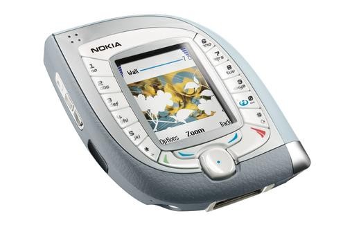Im Januar 2004 ist mit dem Nokia 7600 das erste UMTS-Handy in Deutschland erhältlich. Gleichzeitig fällt im Februar bei Vodafone der Startschuss für das erste UMTS-Netz. T-Mobile zieht nach. UMTS ist ein neuer Mobilfunkstandard, der höhere Datenübertragungsraten ermöglicht.