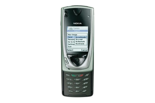 Nicht formvollendet, aber umso praktischer ist Nokias 7650 von 2002. Das 150 Gramm leichte Modell ist das erste mit integrierter Digitalkamera. Diese macht Fotos mit 640 × 480 Bildpunkten. Da es geraume Zeit das einzige Gerät ist, das Fotos versenden kann, wird es sehr beliebt.