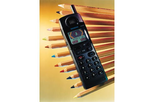 1997 wird die Handywelt bunt: Das S10 von Siemens hat als erstes Handy ei „Farb“-Display: Wer genau hinschaut, kann ganze vier Farben erkennen.