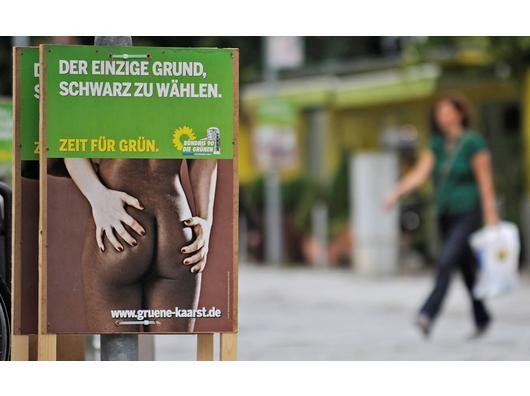 Ein Wahlplakat von Buendnis 90/Die Gruenen fuer die Kommunalwahl in Nordrhein-Westfalen mit der Aufschrift "Der einzige Grund schwarz zu waehlen", aufgenommen am Dienstag (11.08.09) in Kaarst. Das Plakat der Kaarster Gruenen sorgte wegen seiner sexistischen und rassistischen Interpretationsmoeglichkeit fuer Kritik von Seiten anderer Parteien. Foto: Clemens Bilan/ddp