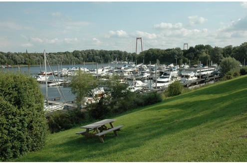 Emmericher Yachthafen im Hintergrund die Rheinbrücke Foto: Flintrop