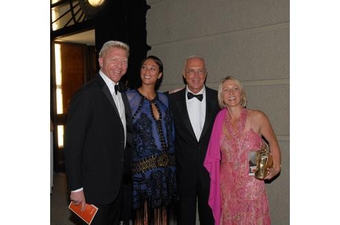 Bei den Salzburegr Festspielen: Boris Becker mit Ehefrau Lilly, Franz Beckenbauer mit Gattin Heidi.