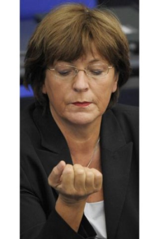 Muss sich gegen neue Vorwürfe verteidigen: Bundesgesundheitsministerin Ulla Schmidt (SPD). Foto: ddp