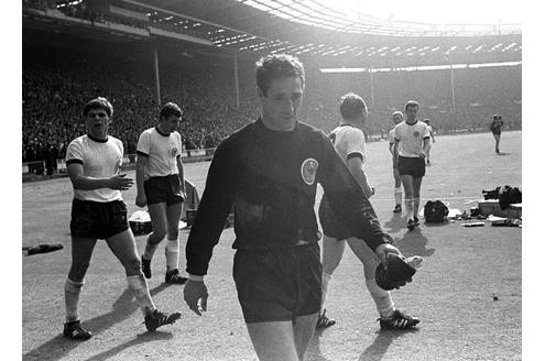 Die vielleicht bitterste Stunde für Franz Beckenbauer. Mit Torwart Hans Tilkowski, Wolfgang Weber (li.), Lothar Emmerich (2.v.li.) und Uwe Seeler (2.v.re.) schleicht Beckenbauer 1966 nach der Niederlage im Endspiel von Wembley bedröppelt vom Platz.