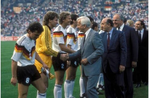 Schon zur Europameisterschaft 1988 war Matthäus zum Kapitän aufgestiegen. Vor dem Eröffnungsspiel gegen Italien wurde die deutsche Elf von Bundespräsident Richard von Weizsäcker und Bundeskanzler Helmut Kohl begrüßt.