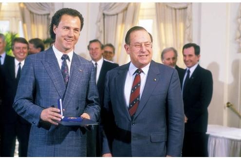 Innenminister Friedrich Zimmermann verleiht Franz Beckenbauer 1986 das Silberne Lorbeerblatt.