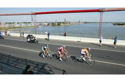 Radrennen Vuelta a Espana von Zutphen nach Venlo - hier beim Passieren der Rheinbrücke Emmerich - Kleve - Emmerich - Montag, 31. August 2009 Foto : Johannes Kruck ## Spanienrundfahrt ## 