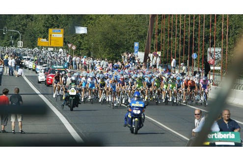 Radrennen Vuelta a Espana von Zutphen nach Venlo - hier beim Passieren der Rheinbrücke Emmerich - Kleve - Emmerich - Montag, 31. August 2009 Foto : Johannes Kruck ## Spanienrundfahrt ## 