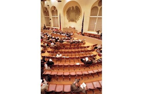 20. April 1998: Der Finanzausschuss hält seine letzte Sitzung im Plenarsaal ab.