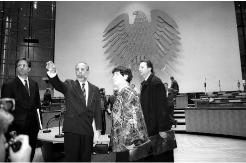 Bundestagspräsidentin Rita Süßmuth (CDU) besichtigt 1992 den neuen Plenarsaal in Bonn.