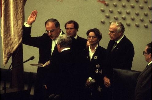 6. Juni 1986: Bundeskanzler Helmut Kohl leistet vor Bundestagspräsident Richard Stücklen seinen Amtseid im Bonner Bundestag.