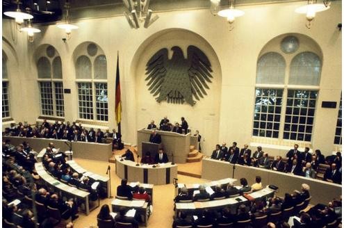 50 Jahre lang, von 1949 bis 1999, fanden im Plenarsaal im Bonner Bundeshaus die Sitzungen des Bundestages statt. Unser Bild stammt aus dem Jahr 1986.