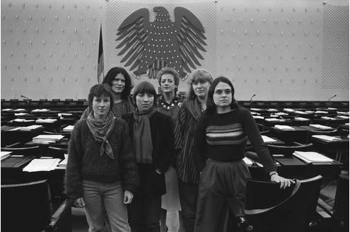 Die Fraktionssprecherinnen der Grünen präsentieren sich 1984 im Bundestag - v.l.n.r.: Heidemarie Dann, Annemarie Borgmann, Antje Vollmer, Erika Hickel, Waltraud Schoppe und Christa Nickels.