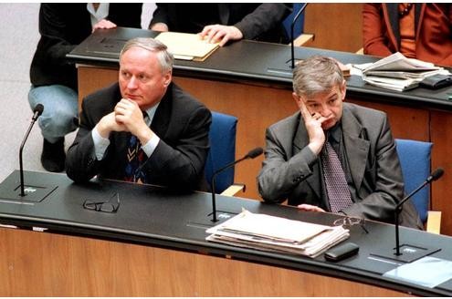 Drinnen wird weiter gearbeitet: Oskar Lafontaine (damals SPD) und Joschka Fischer (Grüne) 1998.