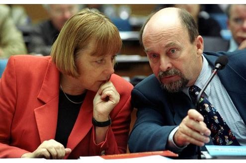 2001: Angela Merkel, damals CDU-Bundesvorsitzende, hat im neuen Bundestag in Berlin Platz genommen. Hier neben Rainer Eppelmann (CDU).