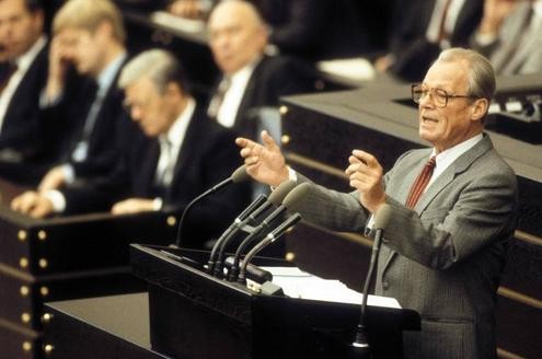 1982: SPD-Vorsitzender Willy Brandt hält eine Rede anlässlich des konstruktiven Misstrauensvotums gegen Kanzler Helmut Schmidt.