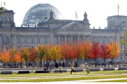 Das Reichstagsgebäude ist ein beliebtes Ausflugsziel bei Touristen.