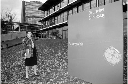 Bundestagspräsidentin Rita Süßmuth (CDU) posiert vor dem Plenarsaal.