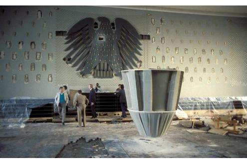 1987 wird der Alte Plenarsaal im Bundeshaus (Sitz des Deutschen Bundestags) in Bonn umgebaut und erneuert.