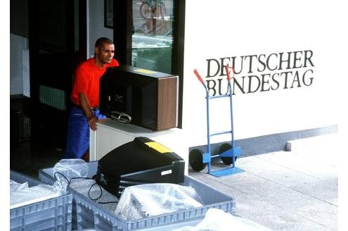 Von Bonn nach Berlin geht es für die Abgeordneten schließlich 1999. Umzugshelfer räumen tausende Kisten und Kartons aus den Verwaltungsgebäuden.