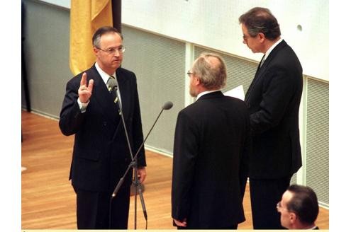 1999 wird der damalige Bundesfinanzminister Hans Eichel (SPD) von Bundestagspräsident Wolfgang Thierse vereidigt.