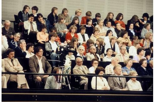 1984: Zuschauer während einer Sitzung des Deutschen Bundestag im Bundeshaus.