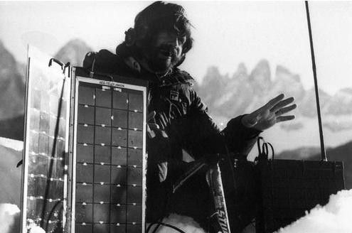 Schon früh warb Messner für den Schutz der Umwelt. Hier ist er im August 1982 mit Solarzellen zu sehen.