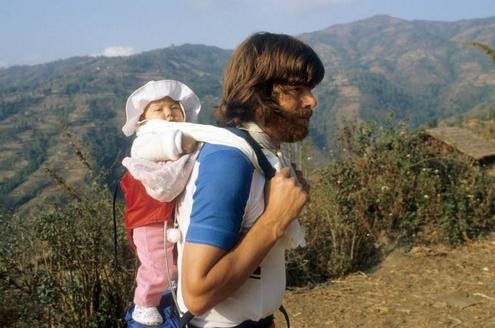 Gemeinsam mit dem Papa auf Wanderschaft: 1982 trägt Reinhold Messner seine Tochter Layla auf den Schultern, bevor es auf eine Kangchendzönga-Expedition in Nepal geht.