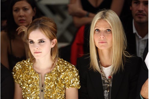 Emma Watson und Gwyneth Paltrow treffen sich bei der Burberry Fashion Show Spring/Summer 2010.