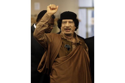 ... wenig später schwor er öffentlich seinem Rüstungsprogramm ab. Im darauffolgenden Jahr zahlte die Gaddafi-Stiftung auch Entschädigungen an die Opfer des La-Belle-Anschlags.