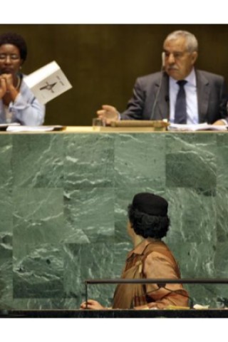 Da war Muammar el Gaddafi wohl eine Laus über die Leber gelaufen. Jedenfalls wirft er mit einem Buch nach dem Präsidenten der Vollversammlung, Ali Treki (oben rechts). Foto: ap