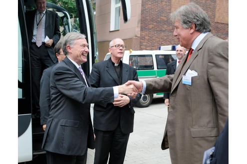 Aber auch als der ehemalige Bundespräsident Horst Köhler (Mitte) 2009 Essen besucht, gibt es eine Stippvisite bei RWE und Großmann.