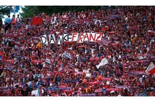 Die Bayern-Fans bedanken sich bei Franz für den Europapokalsieg 1996.