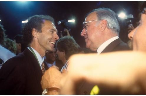Bundeskanzler Helmut Kohl (CDU) gratuliert Franz Beckenbauer zum Titelgewinn.