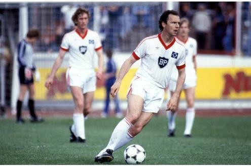 Mit dem Hamburger SV holt der Kaiser 1982 seinen fünften nationalen Meistertitel und wird im Uefa-Cup Zweiter.