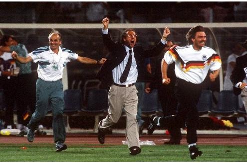 Franz Beckenbauer (Mitte), Paul Steiner (re.) und Mannschaftsarzt Prof. Heinz Liesen stürmen nach dem Finaleinzug den Rasen.