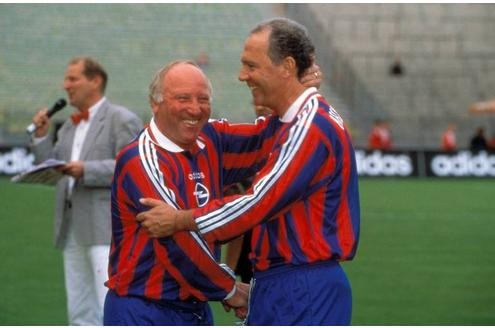 Zwischendurch findet Beckenbauer die Zeit für Benefizspiele, wie hier mit Uwe Seeler.