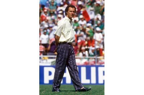 Beckenbauer nachdenklich auf dem Rasen. Ein ähnliches Bild wird es vier Jahre später nach dem WM-Finale von Rom wieder geben - aber nach einem besseren Ausgang des Finals.