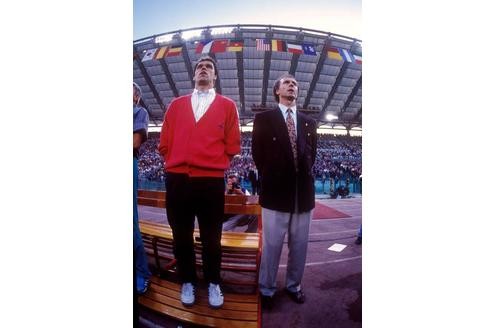 Franz Beckenbauer und sein Assistent Holger Osieck singen vor dem Finale von Rom die deutsche Nationalhymne mit.