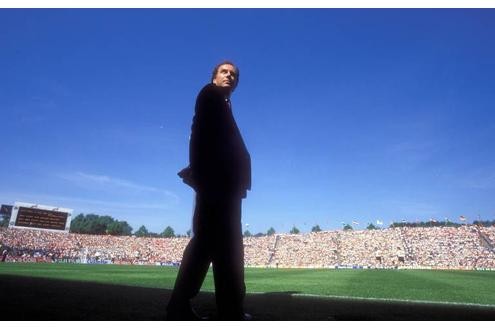 Kaiserwetter im Gelsenkirchener Parkstadion bei der Europameisterschaft 1988. Deutschland schlägt Dänemark in der Vorrunde mit 2:0.