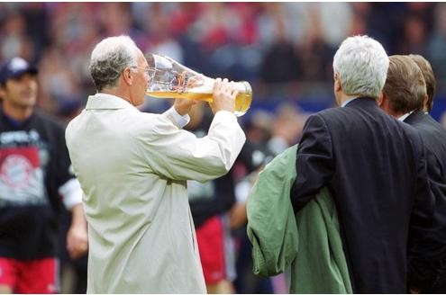 Auch als Präsident schmecken Meisterschaften mit dem FC Bayern gut.