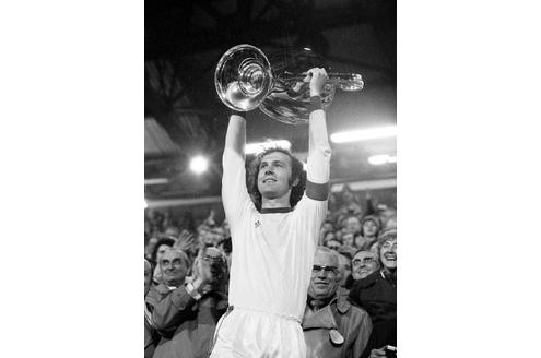 1974 ist Beckenbauers erfolgreichstes Jahr als Spieler. Nach dem 4:0 im Wiederholungsspiel über Atletico Madrid hebt der Kaiser triumphierend den Europapokal der Landesmeister gen Himmel.