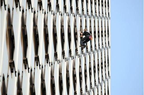 Man nennt ihn Spiderman: Der französische Extremkletterer Alain Robert will stets hoch hinaus. Hohe Gebäude erkundet der 48-jährige mit Vorliebe von außen - und das ohne Seil und sonstige Hilfsmittel. Dieses Foto zeigt ihn im Oktober 2009 auf einem 230 Meter hohen Haus in Paris...
